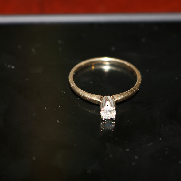 Classy, sweet engagement or promise ring. - Picture 4 of 4